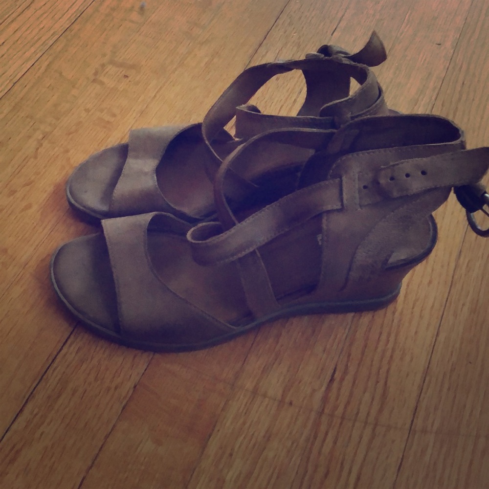 Miz Moos Women’s platform sandal size 9.5